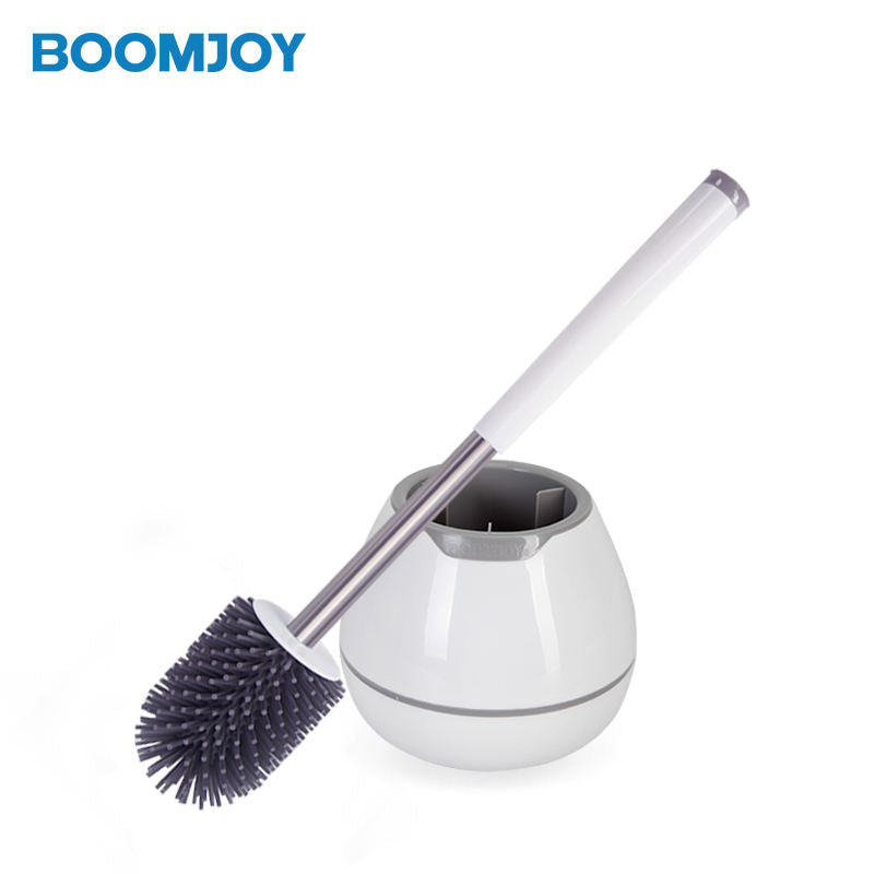 Bàn chải toilet màu trắng xám với đế cắm, có tay cầm dài và đầu bàn chải màu đen.