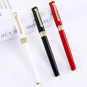 Ba cây bút màu trắng, đen và đỏ với chi tiết vàng nằm ngang trên nền trắng.