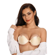 Người phụ nữ mặc áo ngực màu nude, áo sơ mi trắng trễ vai, nền trắng.