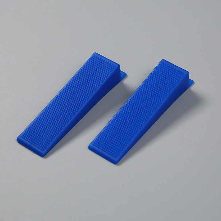 Plastic brick balancing system 
