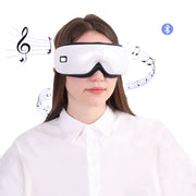 Người phụ nữ đeo kính massage trắng có biểu tượng âm nhạc và Bluetooth xung quanh.