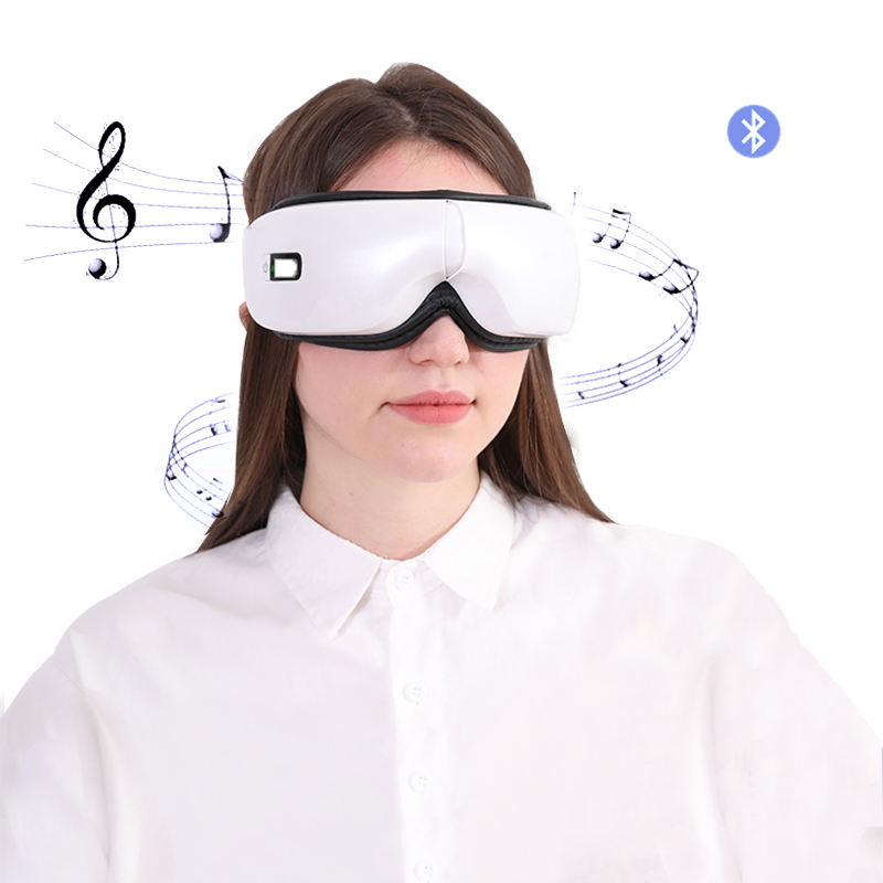 Người phụ nữ đeo kính massage trắng có biểu tượng âm nhạc và Bluetooth xung quanh.