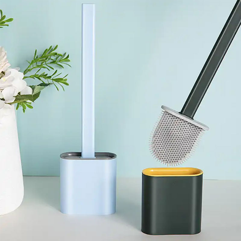 Bàn chải vệ sinh với thân màu xanh, chân đế màu xám và bàn chải khác màu đen với chân đế vàng.