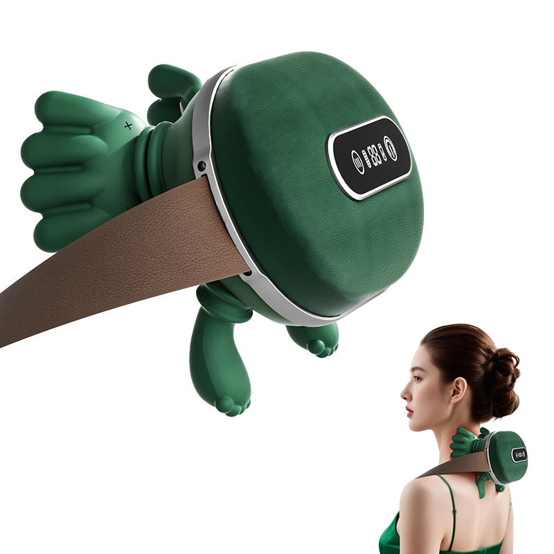 Máy massage màu xanh lá cây với dây đeo nâu, hiển thị trên vai của một người phụ nữ.