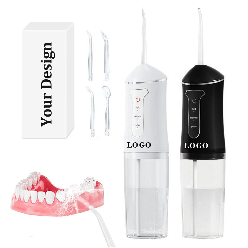 Máy tăm nước trắng và đen, hộp, 4 đầu thay thế và mô hình hàm răng đang phun nước.