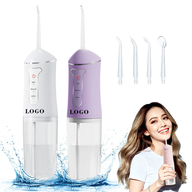 Hai máy tăm nước màu trắng và tím, kèm nhiều đầu tăm, người phụ nữ cầm máy tăm màu hồng.