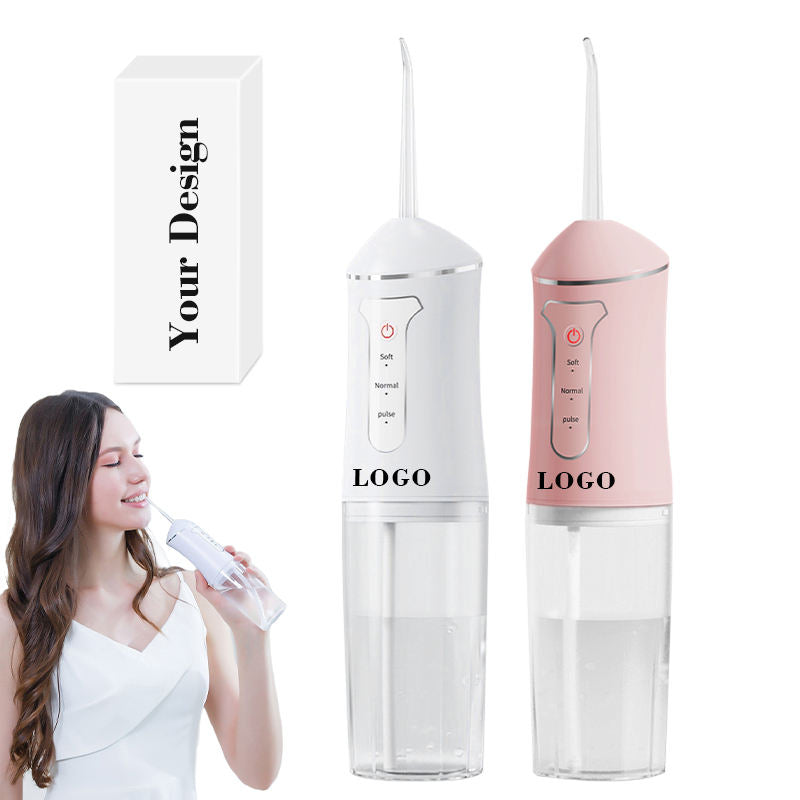 Hai máy tăm nước màu trắng và hồng, hộp cạnh bên; người phụ nữ dùng máy tăm nước.