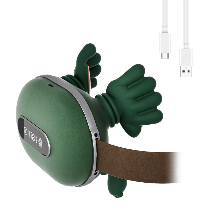 Thiết bị màu xanh lá, có hình dáng giống mặt nạ với dây đeo nâu và cáp USB màu trắng.