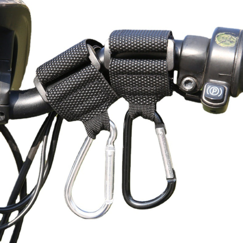 Tay lái xe đạp với dây đen và hai móc carabiner màu đen và bạc gắn vào.