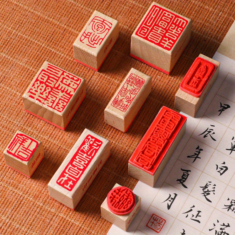 Các con dấu gỗ với hoa văn đỏ và chữ Hán trên nền vải màu cam.