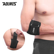 Người đàn ông đeo băng cổ tay màu đen với logo "AOLIKES" trên cánh tay trần.