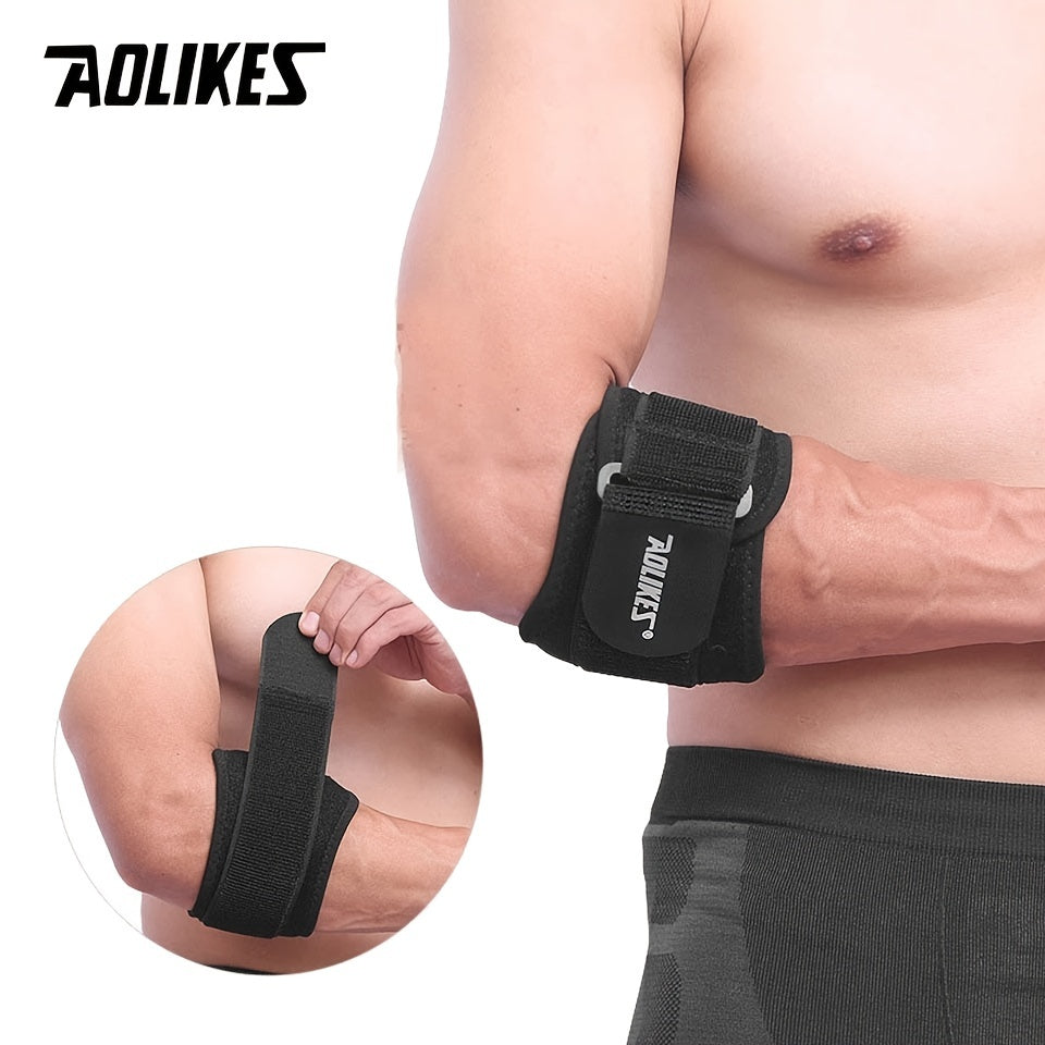 Người đàn ông đeo băng cổ tay màu đen với logo "AOLIKES" trên cánh tay trần.