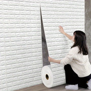 Người phụ nữ dán giấy dán tường giả gạch màu trắng trên tường, nền nhà màu gỗ.