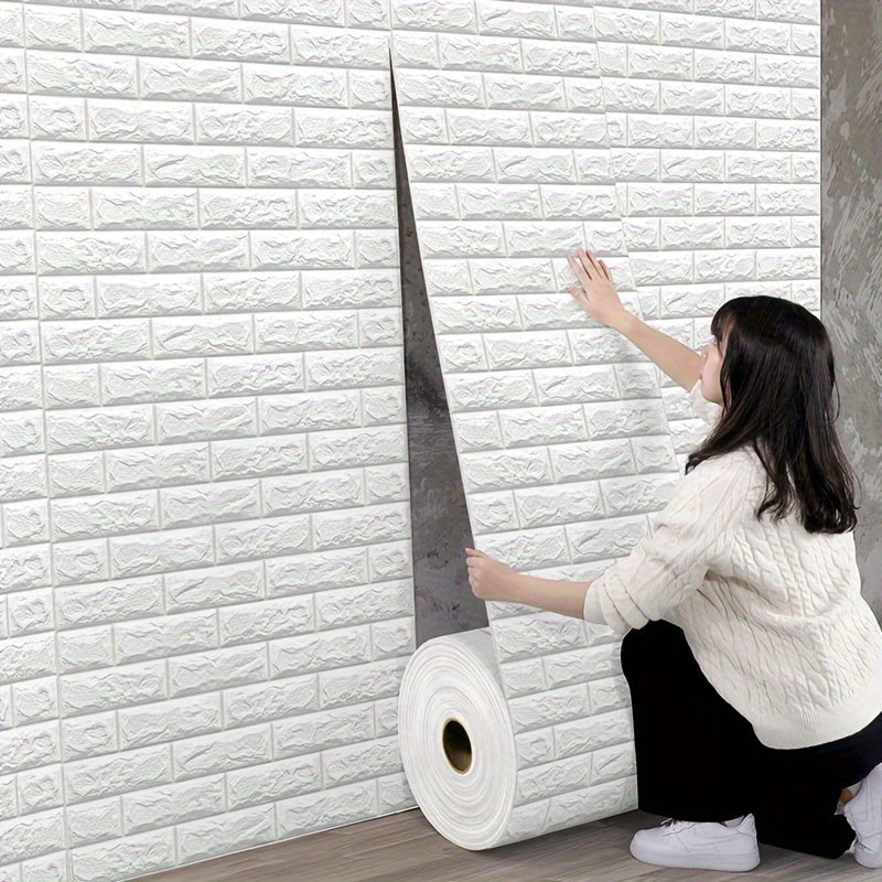 Người phụ nữ dán giấy dán tường giả gạch màu trắng trên tường, nền nhà màu gỗ.
