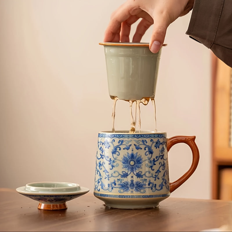 Người rót trà vào cốc có hoa văn xanh, nắp và đĩa lót màu xanh nhạt, nền màu be.