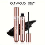 Mascara O.Two.O màu vàng hồng, cọ chuốt màu đen, nền trắng tối giản.