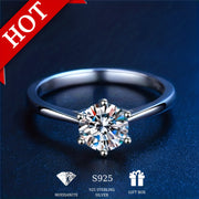 Nhẫn bạc S925 với đá moissanite sáng lấp lánh trên nền xanh đậm, có biểu tượng "HOT" đỏ.