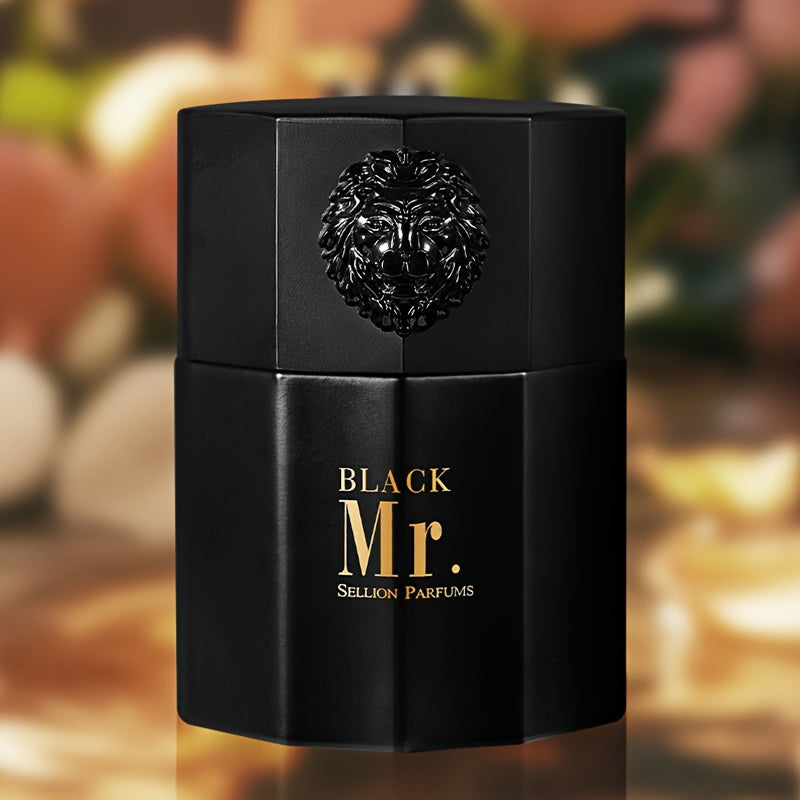 Chai nước hoa màu đen, nắp chạm khắc hình sư tử, chữ vàng trên thân chai.