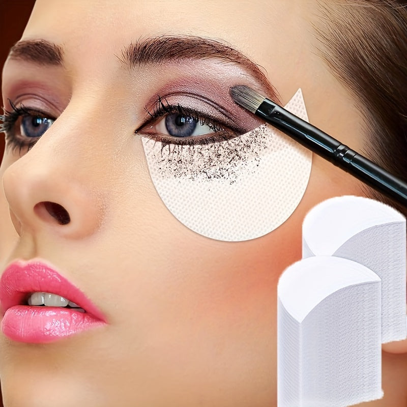 Cô gái trang điểm mắt tím, dùng cọ và miếng dán bảo vệ dưới mắt. Môi hồng bóng.