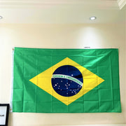 Lá cờ Brazil có nền xanh lá, hình thoi vàng, và hình tròn xanh dương với dòng chữ trắng.