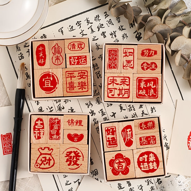 Bốn hộp gỗ vuông chứa các con dấu chữ Hán đỏ, xung quanh có giấy viết và cọ vẽ.