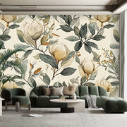 Phòng khách với sofa xanh lục, bàn tròn và tường hoa văn lá xanh, hoa trắng ngà.