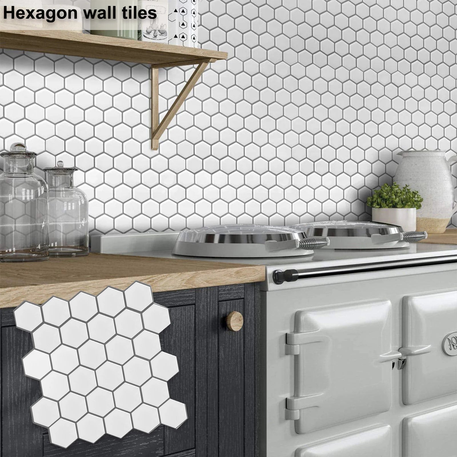 Tường bếp với gạch lục giác trắng, kệ gỗ, bếp và bình thủy tinh trang trí.