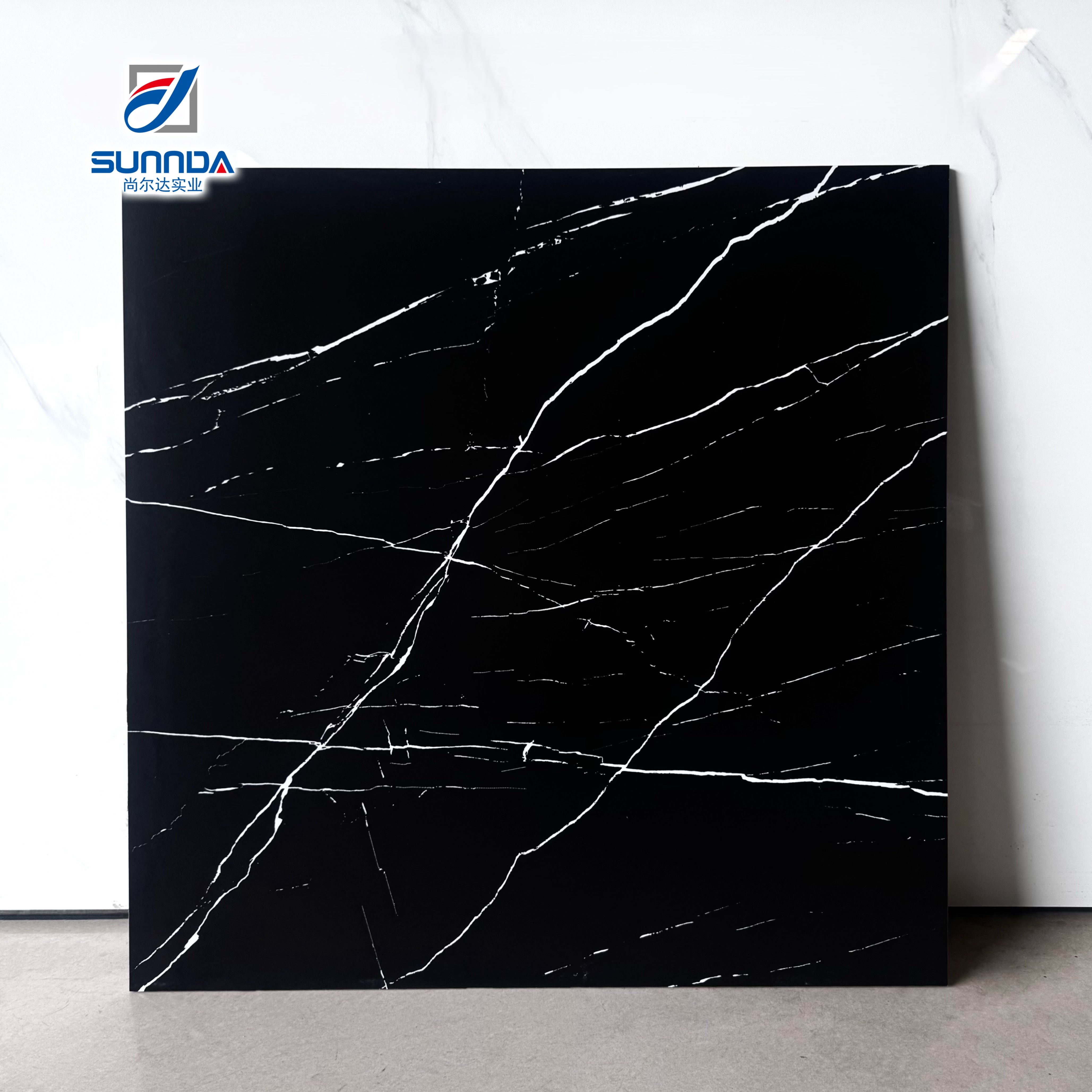 Gạch lát sàn màu đen mờ với đường kẻ vàng, thiết kế đá cẩm thạch Rustic chống trơn