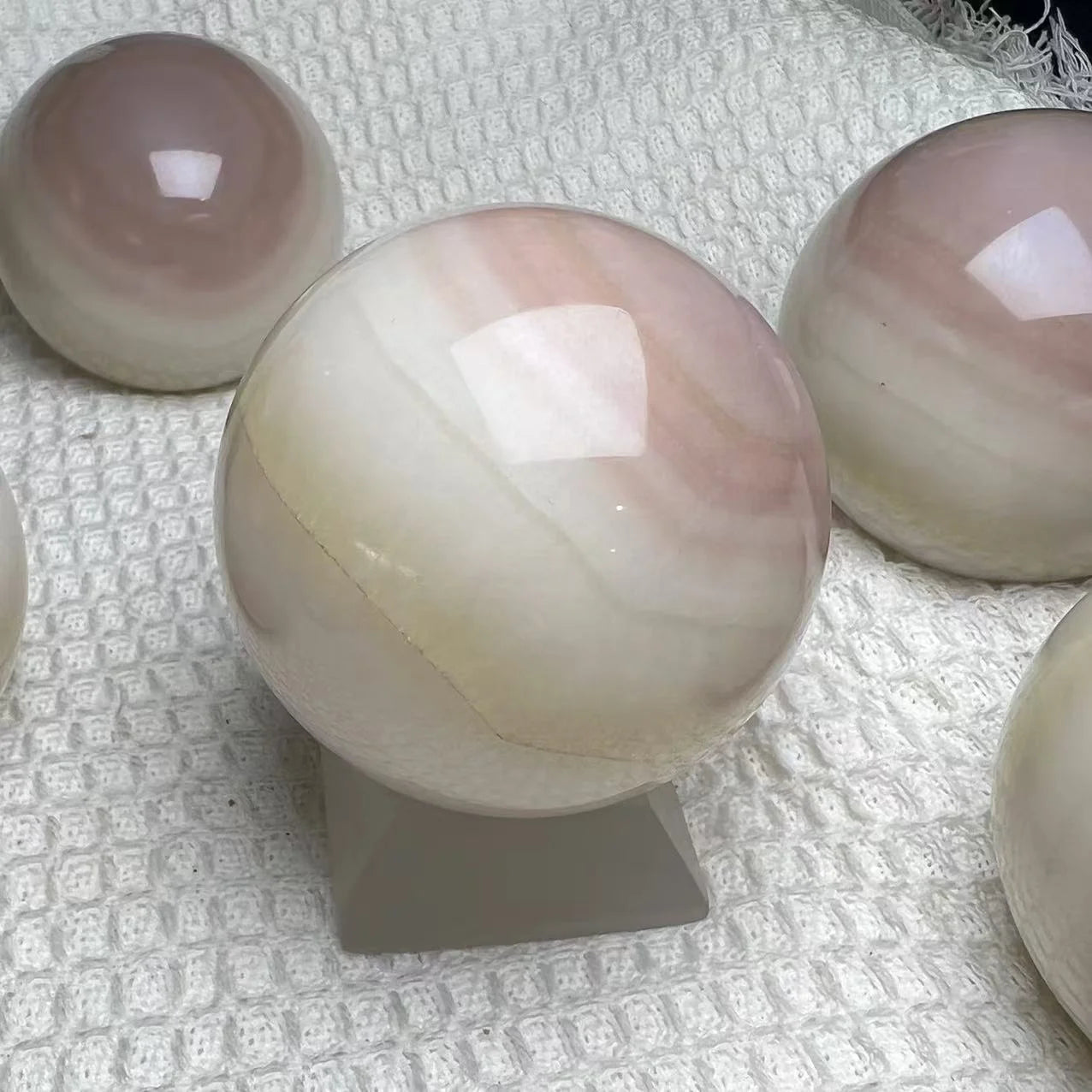 High Quality Natural Pink Onyx Agate Ball Polished Crystal Spheres Healing Feng Shui Home Decor Gift for Friends