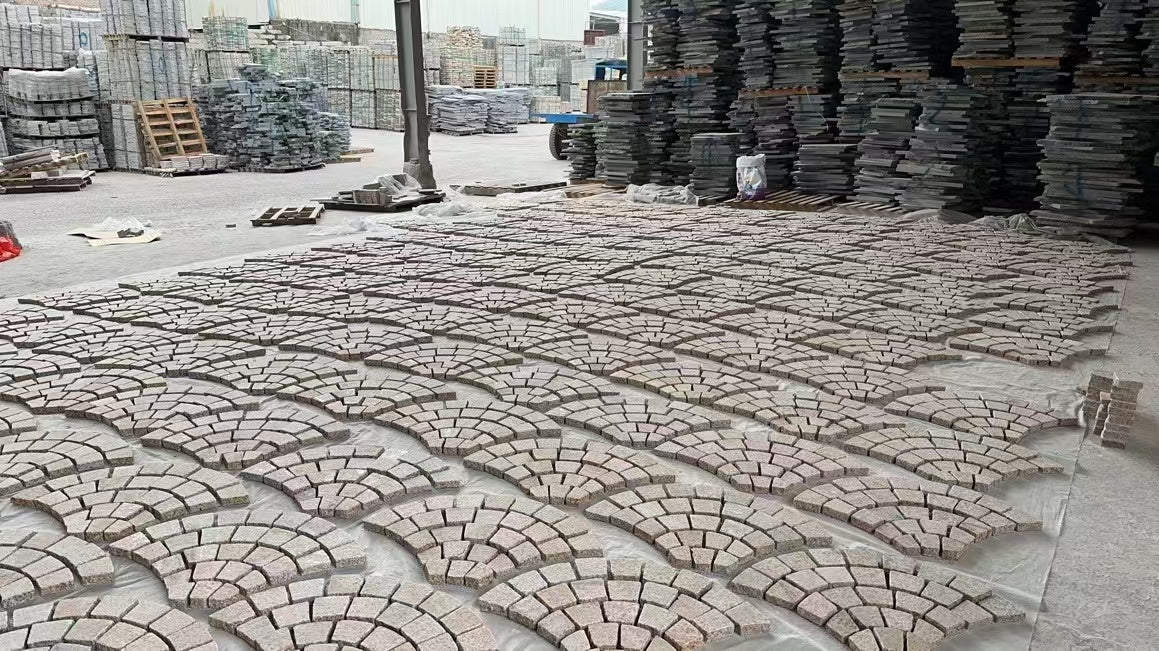 Modern medieval rural style granite fan shaped pavement stone, light grey 