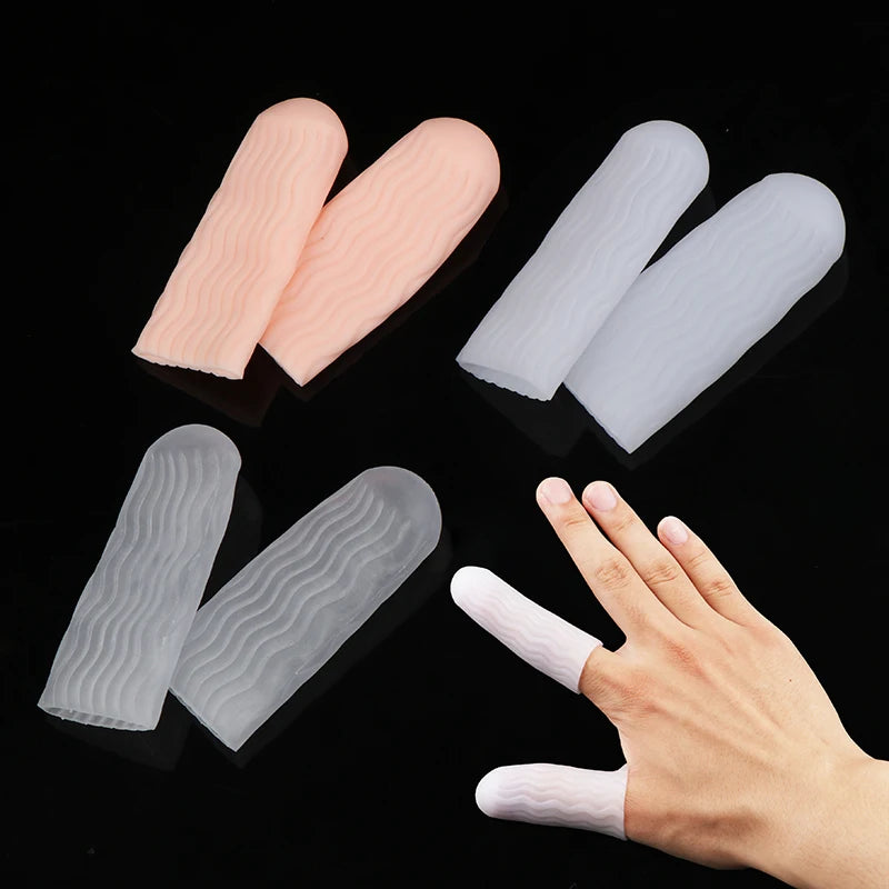 Bốn ống silicone màu da và xám với họa tiết gợn sóng, hai ống đeo trên ngón tay người.