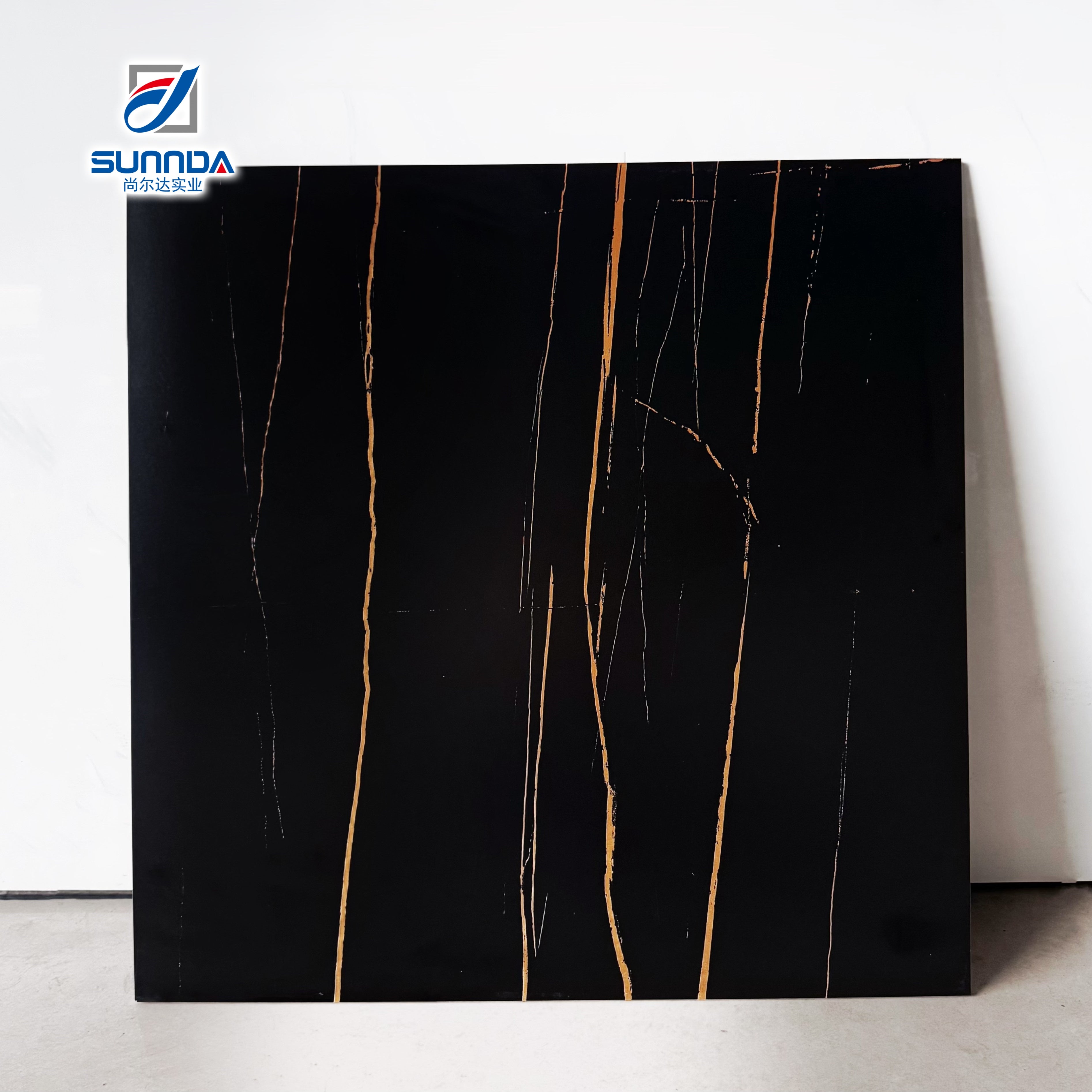 Gạch lát sàn màu đen mờ với đường kẻ vàng, thiết kế đá cẩm thạch Rustic chống trơn