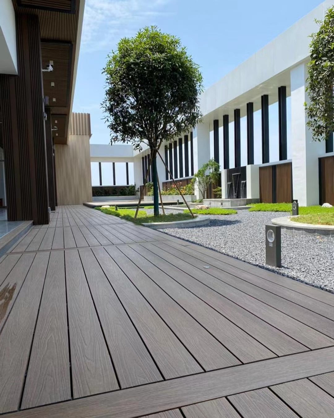 Modern anti-slip, UV-resistant outdoor composite wood flooring 