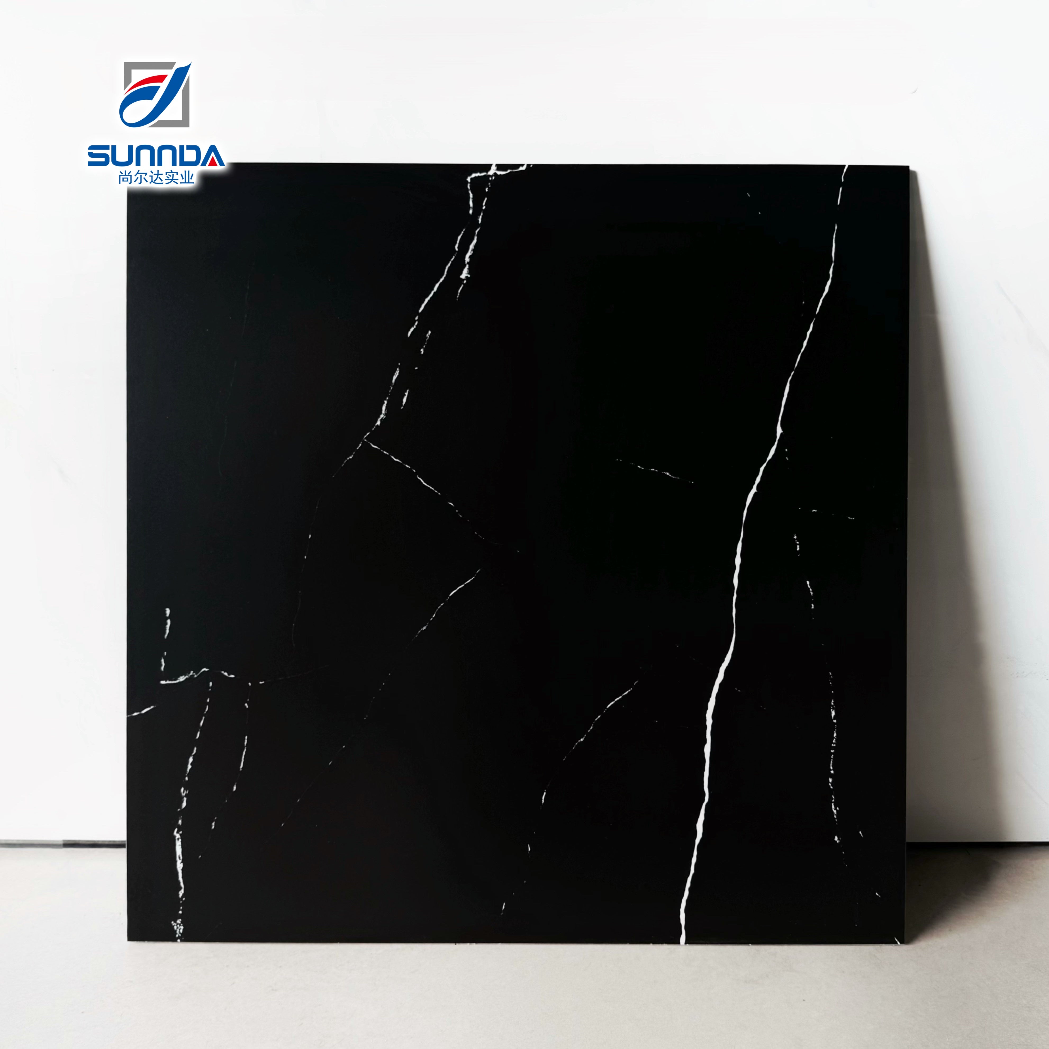 Gạch lát sàn màu đen mờ với đường kẻ vàng, thiết kế đá cẩm thạch Rustic chống trơn