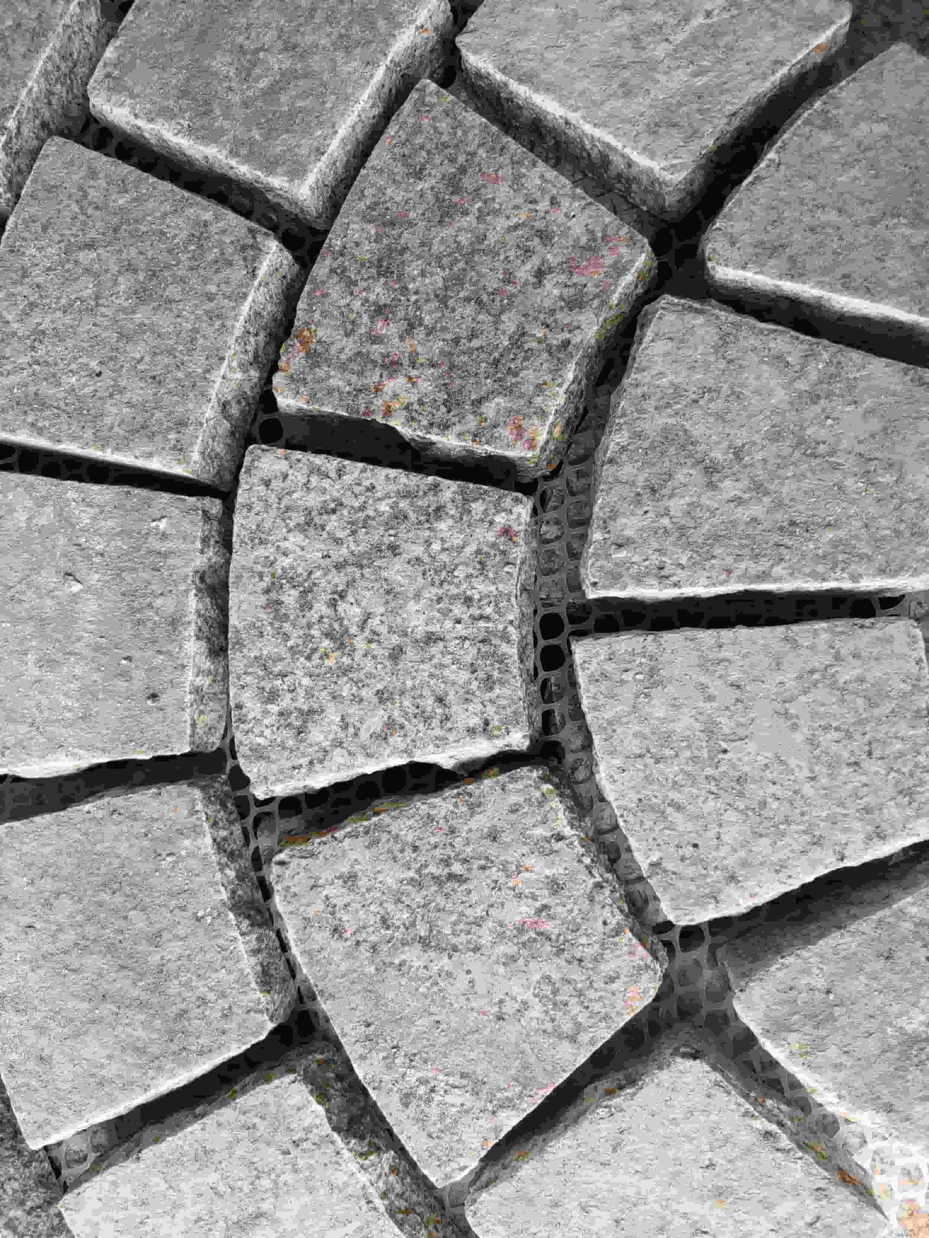 Durable white fan-shaped granite tiles 