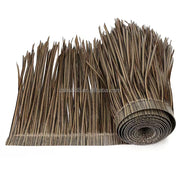 Tấm cỏ nhân tạo màu nâu, xanh đậm, có tua dài, cuộn lại ở một đầu.