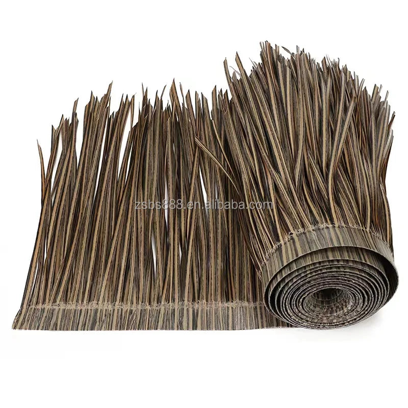 Tấm cỏ nhân tạo màu nâu, xanh đậm, có tua dài, cuộn lại ở một đầu.