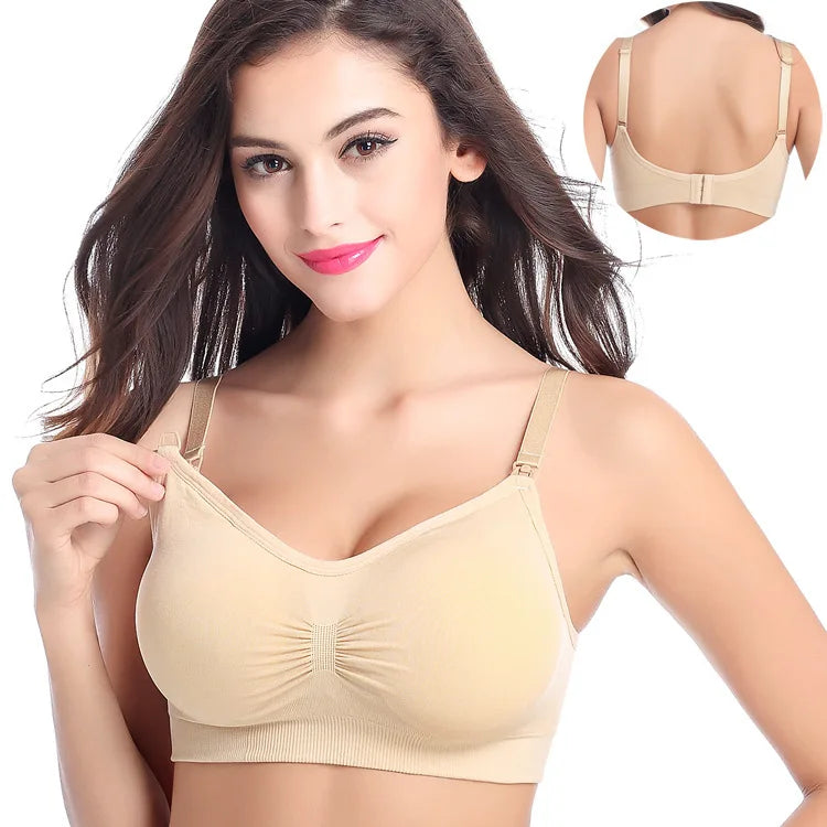 Người phụ nữ mặc áo ngực màu be, tóc dài, môi hồng, cười tươi. Hình nhỏ phía sau áo.