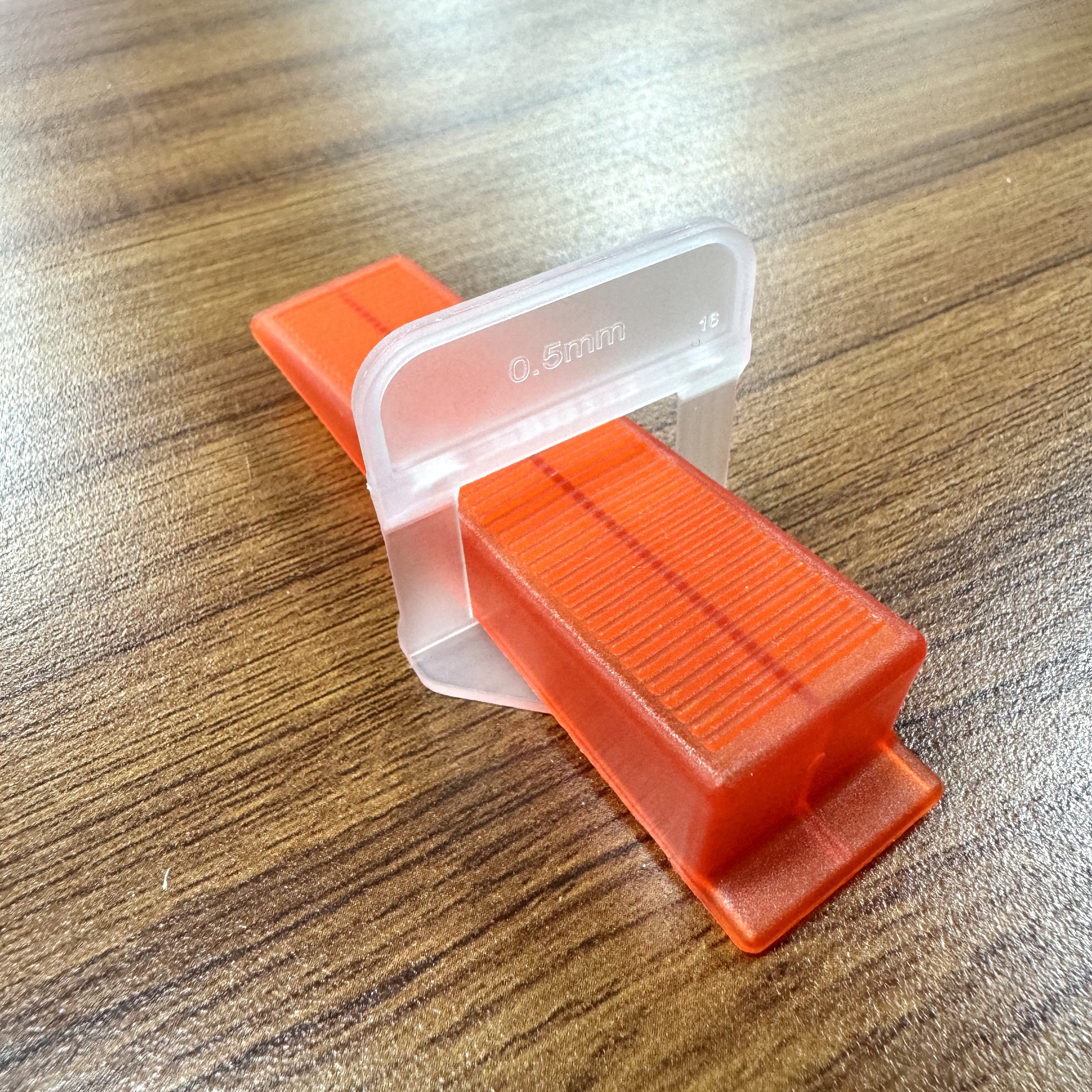 Tile leveling system and accessories, clamps and 0.5mm plastic positioning bars are easy to use 
