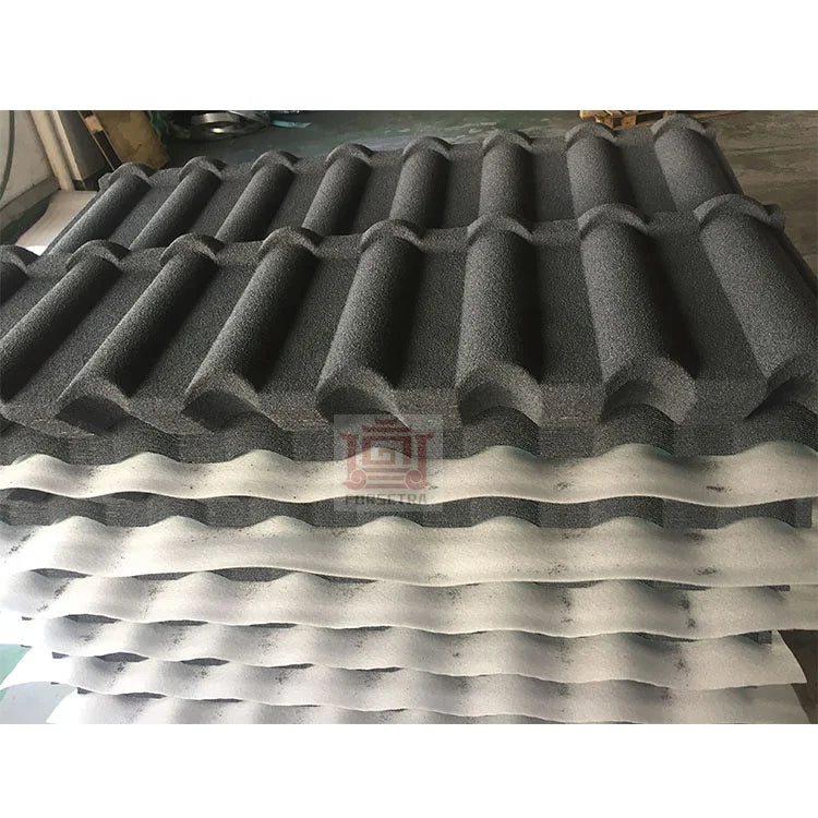 Tấm lợp sóng màu xám đen, xếp chồng lên nhau trong không gian nhà xưởng.