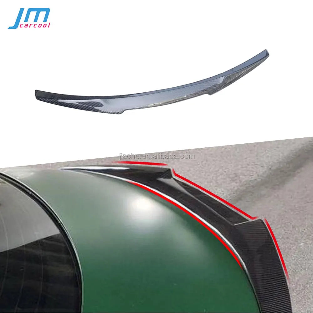 Cánh gió xe hơi màu đen, bề mặt carbon, lắp trên nắp cốp xe màu xanh lá.