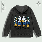Áo hoodie xám đen có in hình ba ván lướt sóng màu vàng, xanh lam, xanh lục, chữ “Hawaii Beach.”