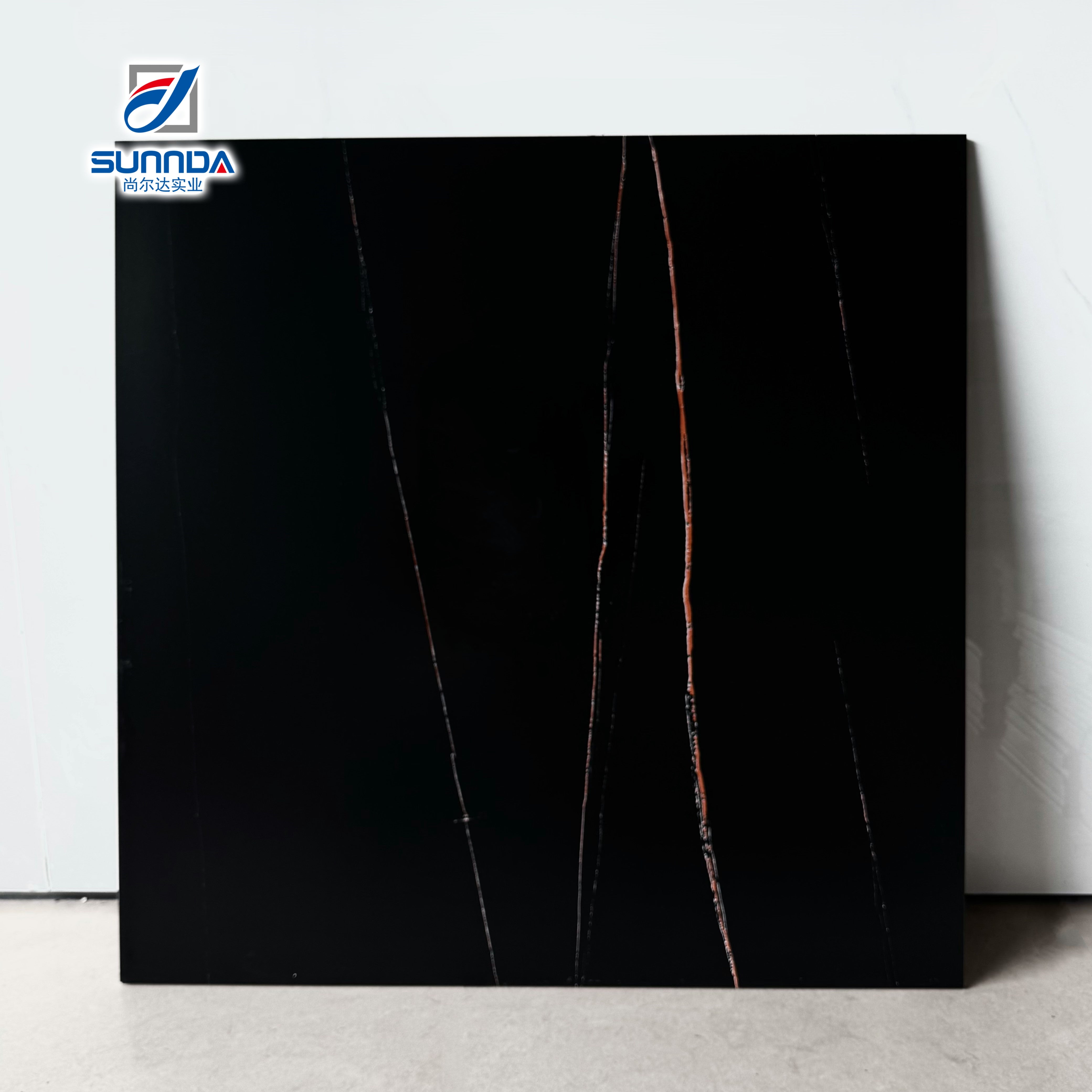 Gạch lát sàn màu đen mờ với đường kẻ vàng, thiết kế đá cẩm thạch Rustic chống trơn