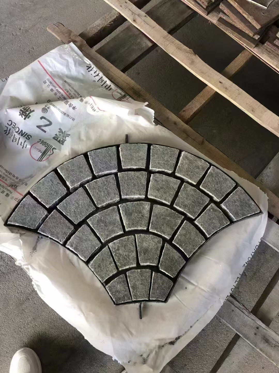 Modern medieval rural style granite fan shaped pavement stone, light grey 