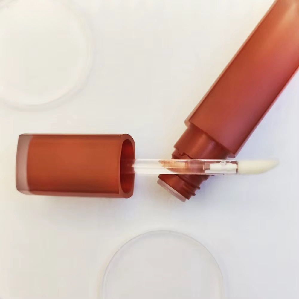 Premium transparent plastic lip gloss bottle packaging with tube brush with custom logo for makeup tools 