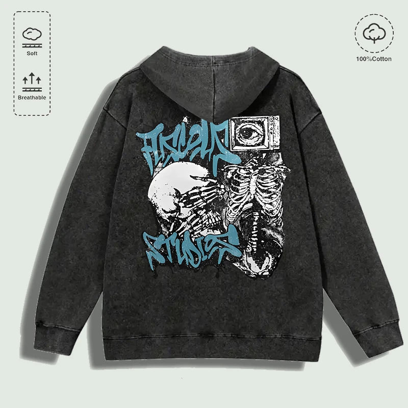 Áo hoodie đen, in hình xương sọ trắng, chữ graffiti xanh. Chất liệu 100% cotton.