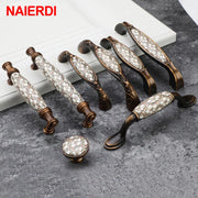 Bộ tay nắm tủ màu đồng, họa tiết hoa trắng trên nền xám.