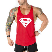 Người mặc áo ba lỗ đỏ có biểu tượng Superman, tay trái có hình xăm màu sắc nổi bật.
