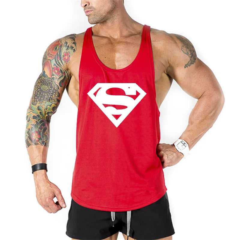 Người mặc áo ba lỗ đỏ có biểu tượng Superman, tay trái có hình xăm màu sắc nổi bật.