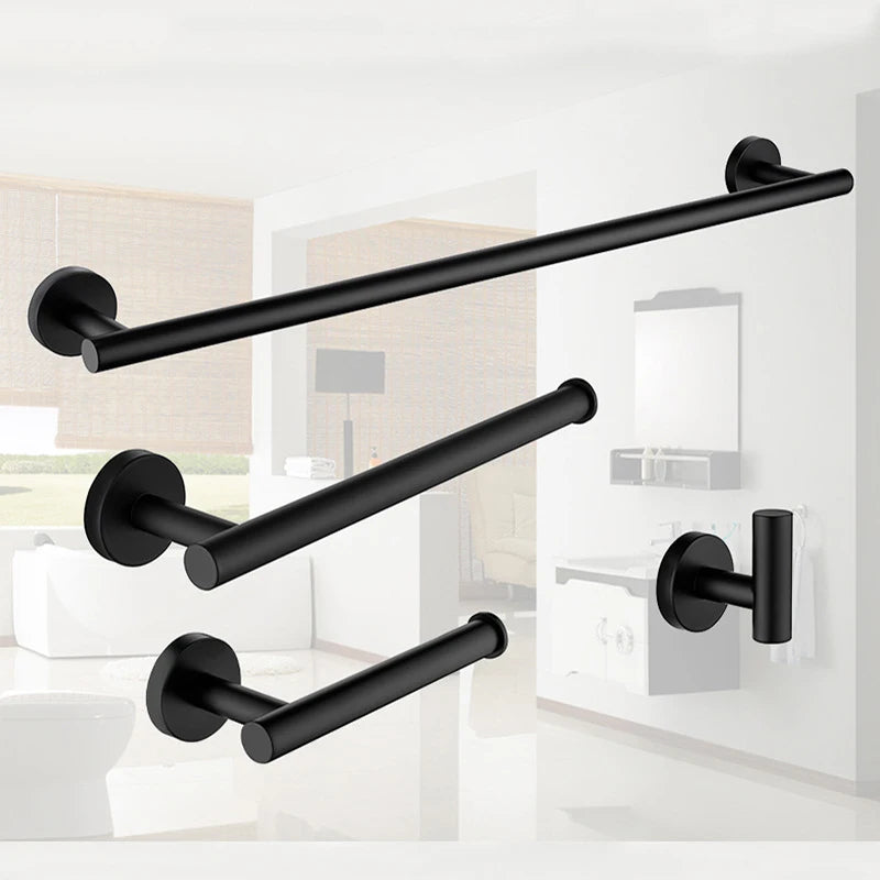 Bộ phụ kiện phòng tắm màu đen gồm thanh treo, giá đỡ, móc trên nền phòng sáng.